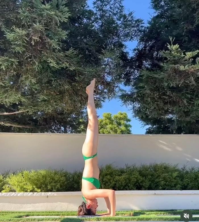 Phạm Hương khoe body thon gọn khi thực hiện tư thế yoga khó nhằn-1