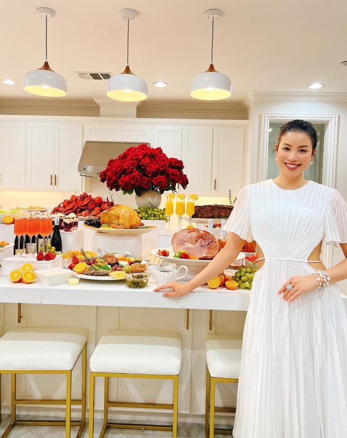 Phạm Hương khoe body thon gọn khi thực hiện tư thế yoga khó nhằn-4