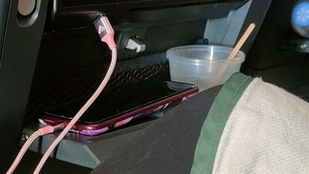 Nữ hành khách đánh răng, súc miệng ngay chỗ ngồi trên máy bay-1