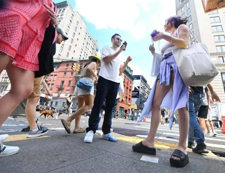 Kiếm tiền tỷ trên TikTok bằng cách hỏi người đi đường đúng một câu rồi quay clip-2