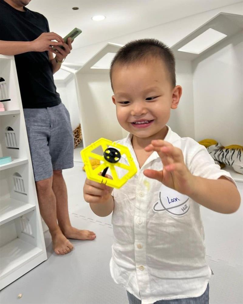 Mặc theo Hoàng tử nhí nước Anh, Leon được mẹ Hà quảng cáo: Sắp có ghệ-9