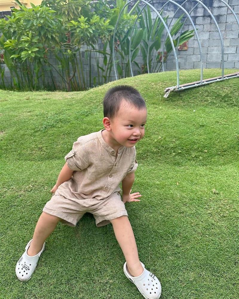 Mặc theo Hoàng tử nhí nước Anh, Leon được mẹ Hà quảng cáo: Sắp có ghệ-10