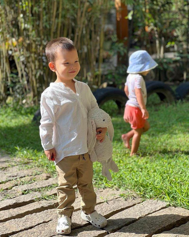 Mặc theo Hoàng tử nhí nước Anh, Leon được mẹ Hà quảng cáo: Sắp có ghệ-11