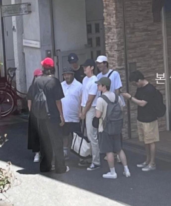 Song Joong Ki bị réo tên khi Lee Kwang Soo - Kim Woo Bin cùng hội bạn tài tử đi du lịch-2