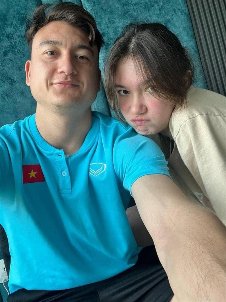 Em gái Tây của Đặng Văn Lâm 16 tuổi đẹp như búp bê, cao gần 1m8, đi biển mặc hững hờ-1