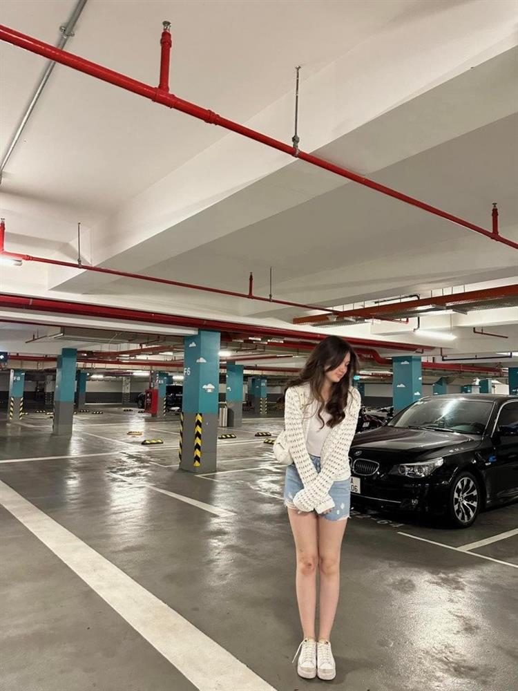 Em gái Tây của Đặng Văn Lâm 16 tuổi đẹp như búp bê, cao gần 1m8, đi biển mặc hững hờ-5