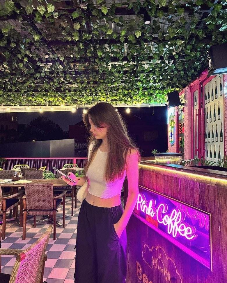 Em gái Tây của Đặng Văn Lâm 16 tuổi đẹp như búp bê, cao gần 1m8, đi biển mặc hững hờ-6