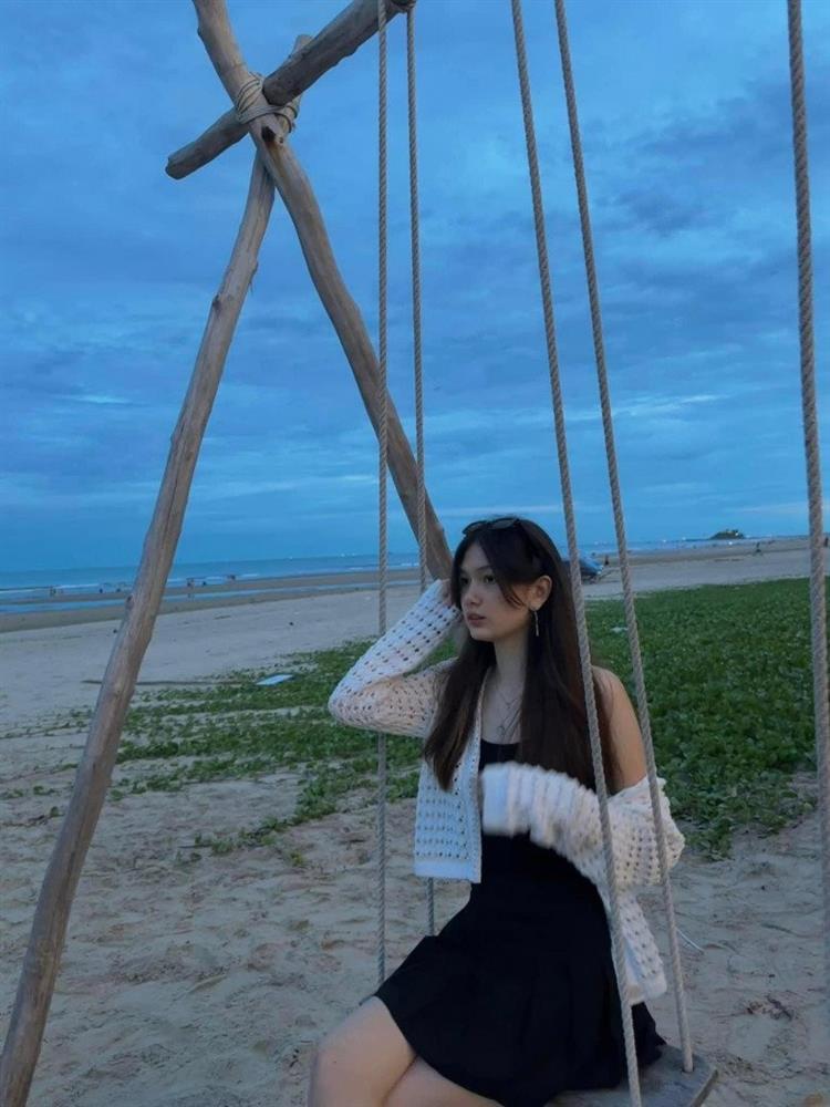 Em gái Tây của Đặng Văn Lâm 16 tuổi đẹp như búp bê, cao gần 1m8, đi biển mặc hững hờ-2