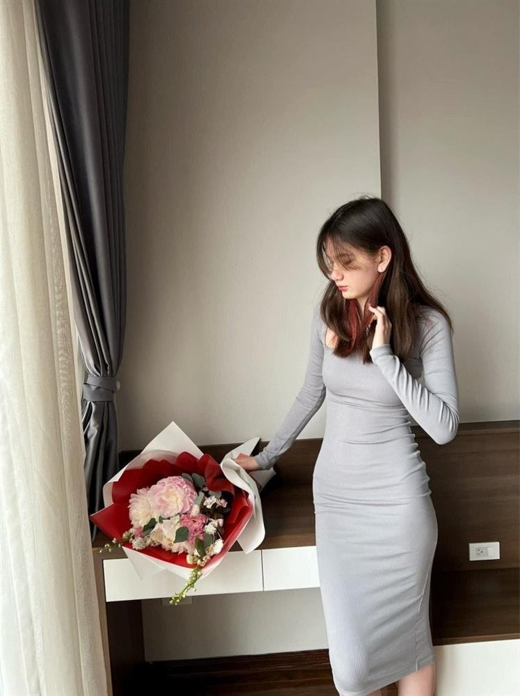 Em gái Tây của Đặng Văn Lâm 16 tuổi đẹp như búp bê, cao gần 1m8, đi biển mặc hững hờ-9