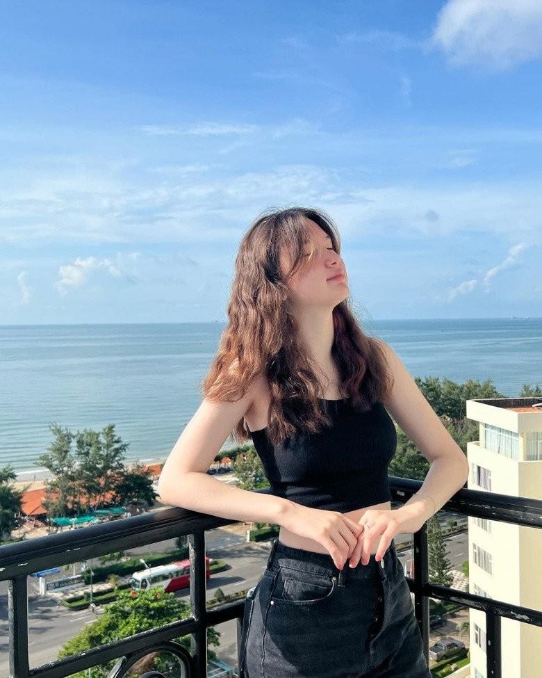 Em gái Tây của Đặng Văn Lâm 16 tuổi đẹp như búp bê, cao gần 1m8, đi biển mặc hững hờ-8