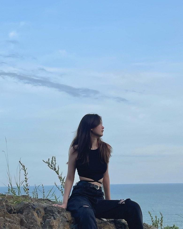 Em gái Tây của Đặng Văn Lâm 16 tuổi đẹp như búp bê, cao gần 1m8, đi biển mặc hững hờ-7