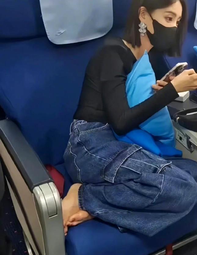 Nữ diễn viên gây tranh cãi vì để hai chân lên ghế máy bay-1