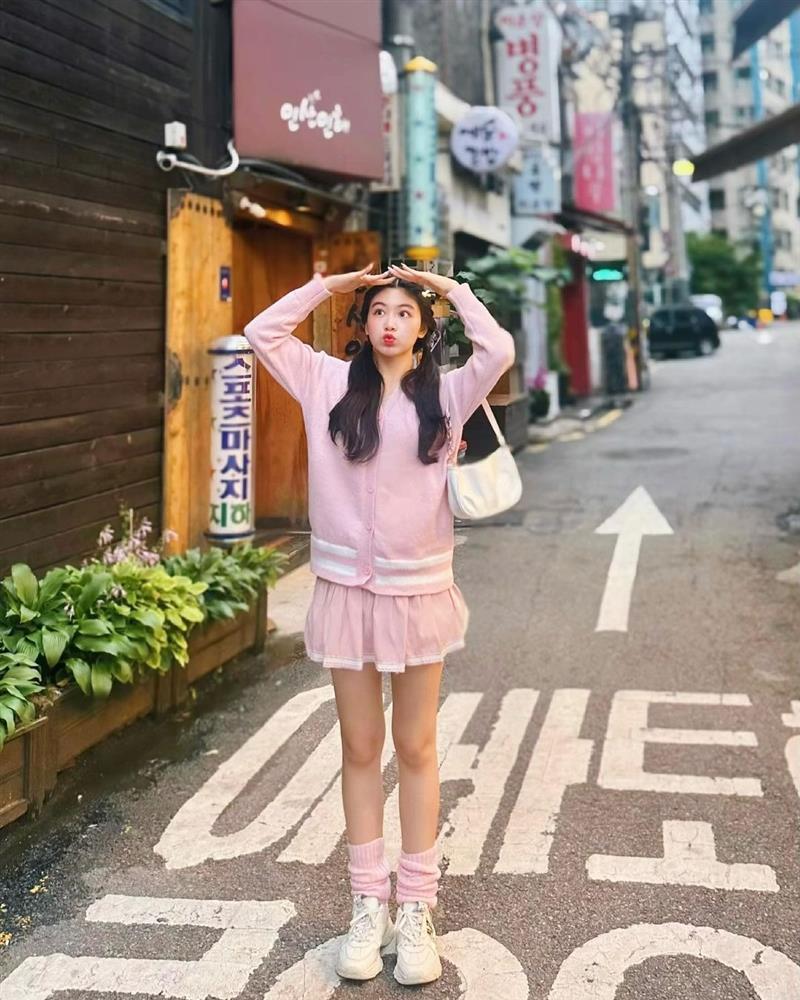 Lọ Lem nhà Quyền Linh khoe dáng đẹp khi du lịch cùng em gái-1