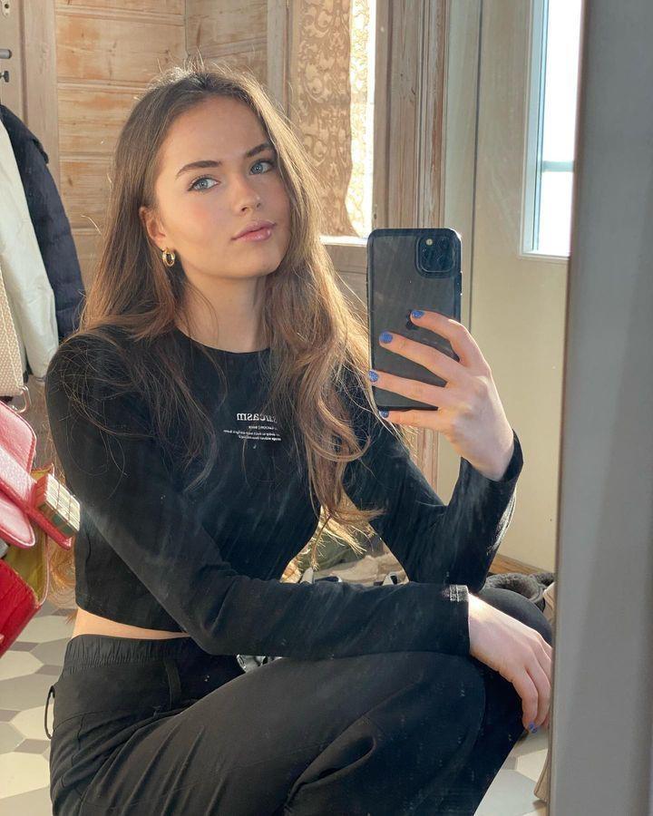 Nhan sắc dậy thì của bé gái đẹp nhất thế giới ai cũng kinh ngạc, 16 tuổi có khối tài sản 5.700 tỷ-9