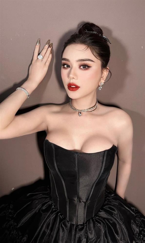 Lên sóng livestream cùng chồng cũ, Lâm Khánh Chi mặc váy trễ nải, lấp ló thềm ngực đầy-3