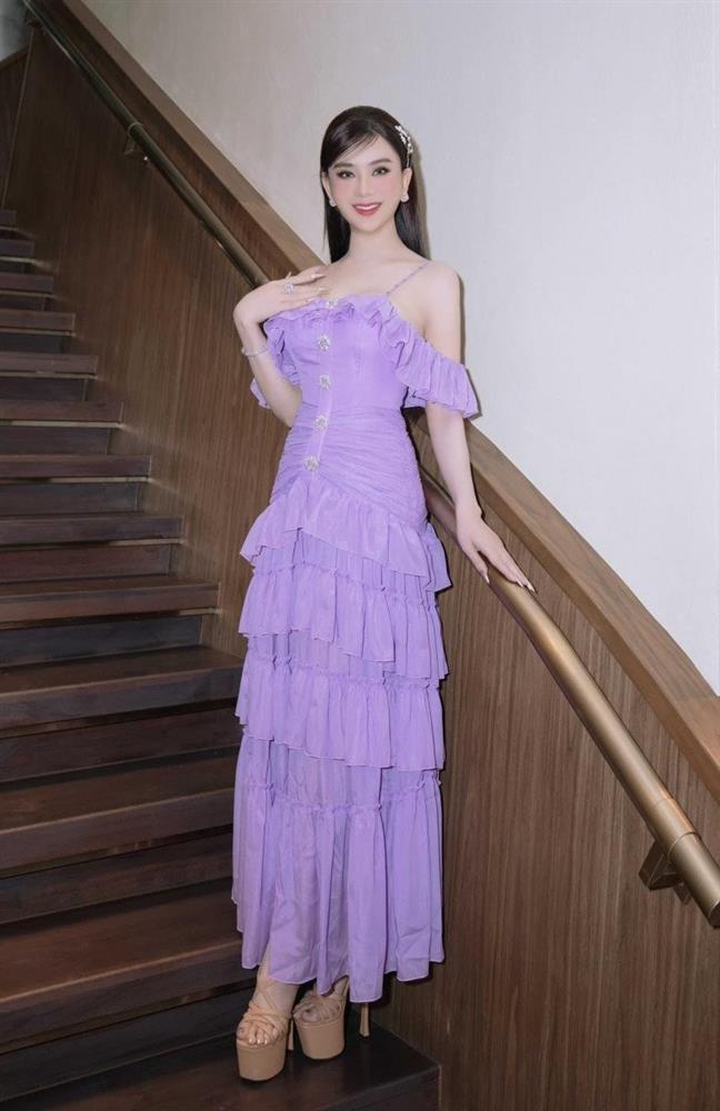 Lên sóng livestream cùng chồng cũ, Lâm Khánh Chi mặc váy trễ nải, lấp ló thềm ngực đầy-7