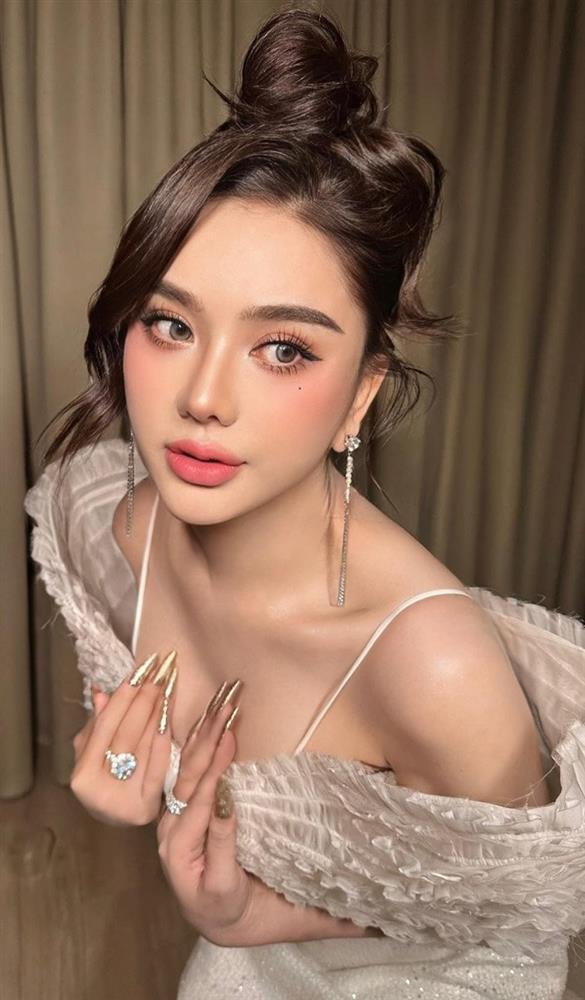 Lên sóng livestream cùng chồng cũ, Lâm Khánh Chi mặc váy trễ nải, lấp ló thềm ngực đầy-8