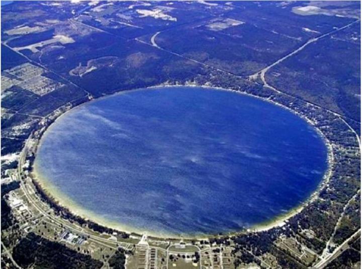 Khám phá bí ẩn hồ nước tự nhiên được mệnh danh tròn nhất thế giới-1
