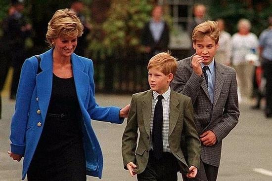 Những bức ảnh ít biết về thời đi học của Thân vương William