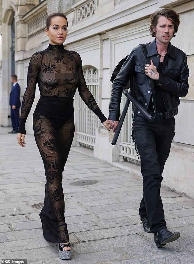 Rita Ora lại mặc xuyên thấu đi trên phố-3
