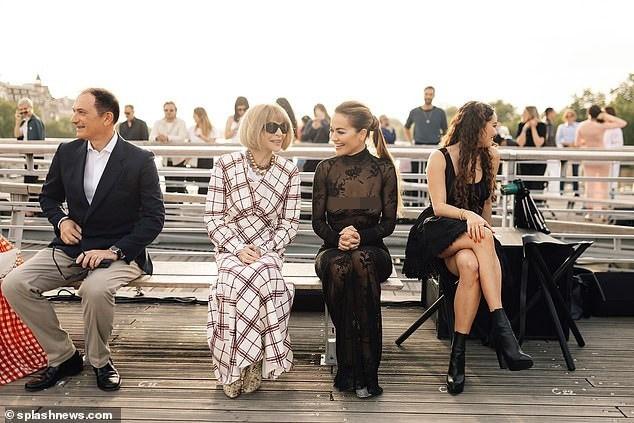 Rita Ora lại mặc xuyên thấu đi trên phố-5