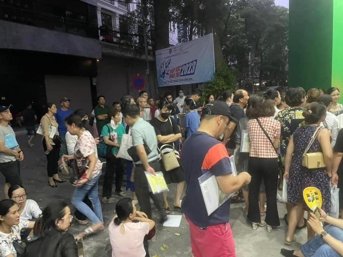 Hà Nội: Phụ huynh xếp hàng từ 2h sáng giành suất vào lớp 10 cho con-2