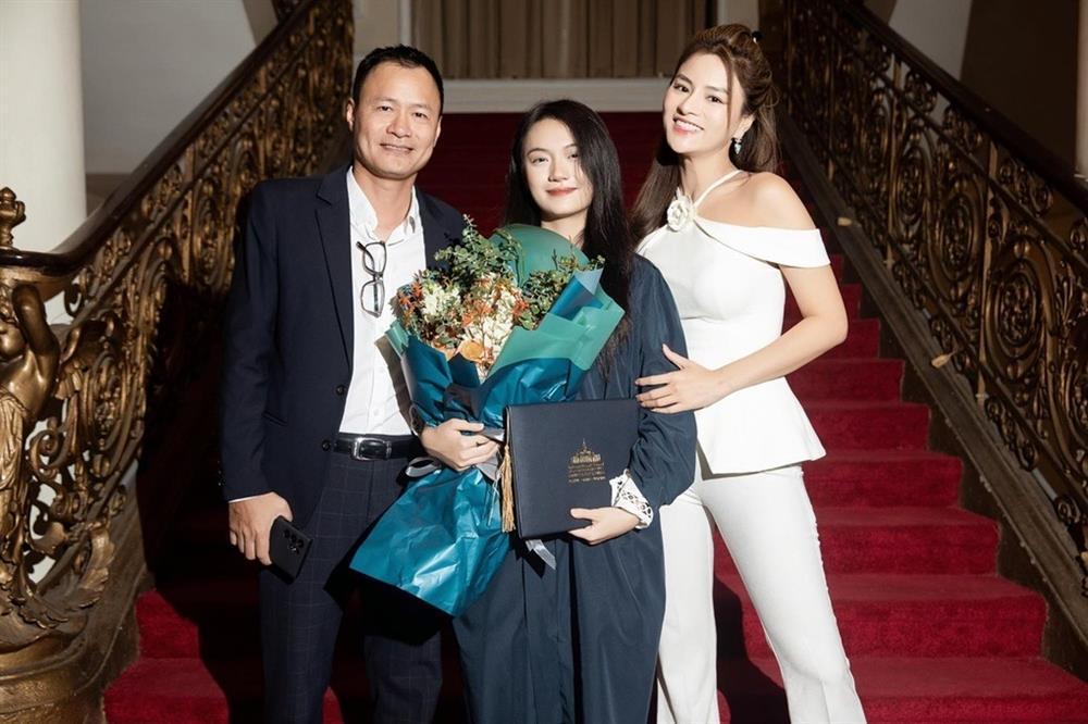 Vũ Thu Phương khoe cận mặt mộc con riêng của chồng-2