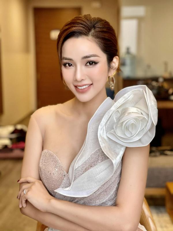 Vợ Ưng Hoàng Phúc sau 3 lần sinh nở: Eo phẳng lỳ nhờ mật ong và nghiện yoga-4