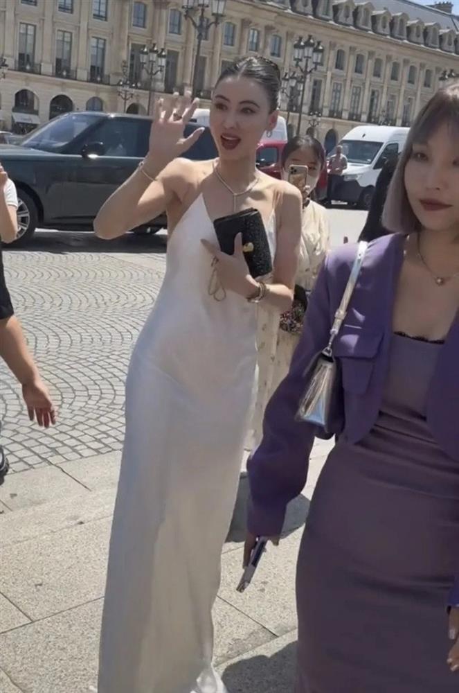 Quốc sắc thiên hương Trương Bá Chi bị vây quanh giữa phố, không ảnh chụp lén nào dìm nổi, da nét căng như vẽ-1