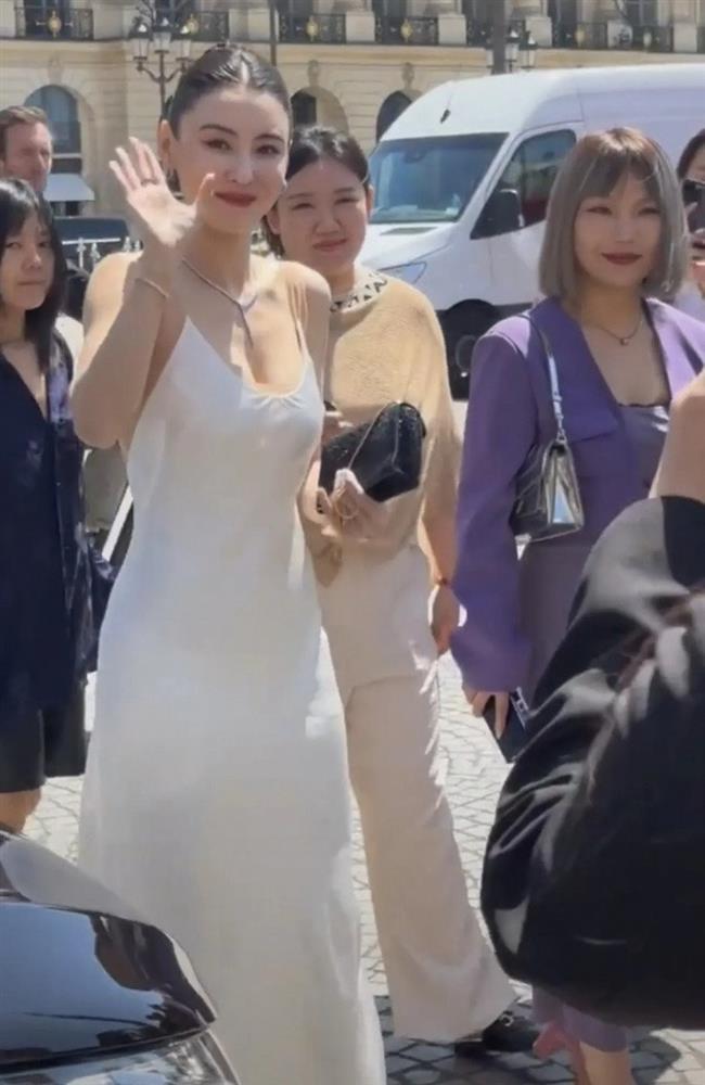 Quốc sắc thiên hương Trương Bá Chi bị vây quanh giữa phố, không ảnh chụp lén nào dìm nổi, da nét căng như vẽ-2