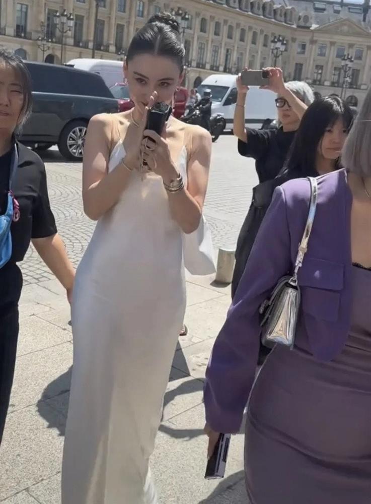 Quốc sắc thiên hương Trương Bá Chi bị vây quanh giữa phố, không ảnh chụp lén nào dìm nổi, da nét căng như vẽ-4