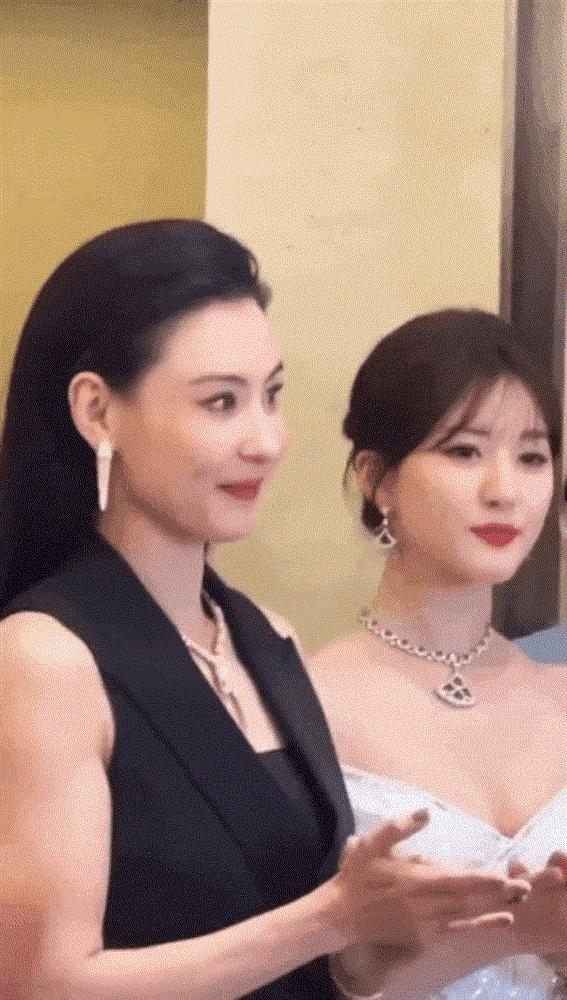 Quốc sắc thiên hương Trương Bá Chi bị vây quanh giữa phố, không ảnh chụp lén nào dìm nổi, da nét căng như vẽ-6