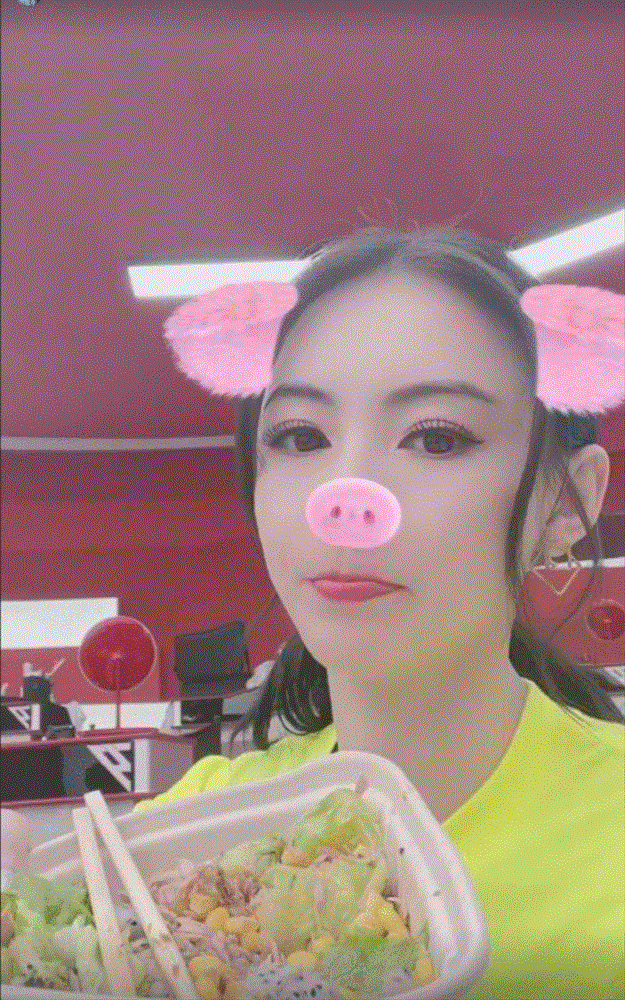 Quốc sắc thiên hương Trương Bá Chi bị vây quanh giữa phố, không ảnh chụp lén nào dìm nổi, da nét căng như vẽ-8