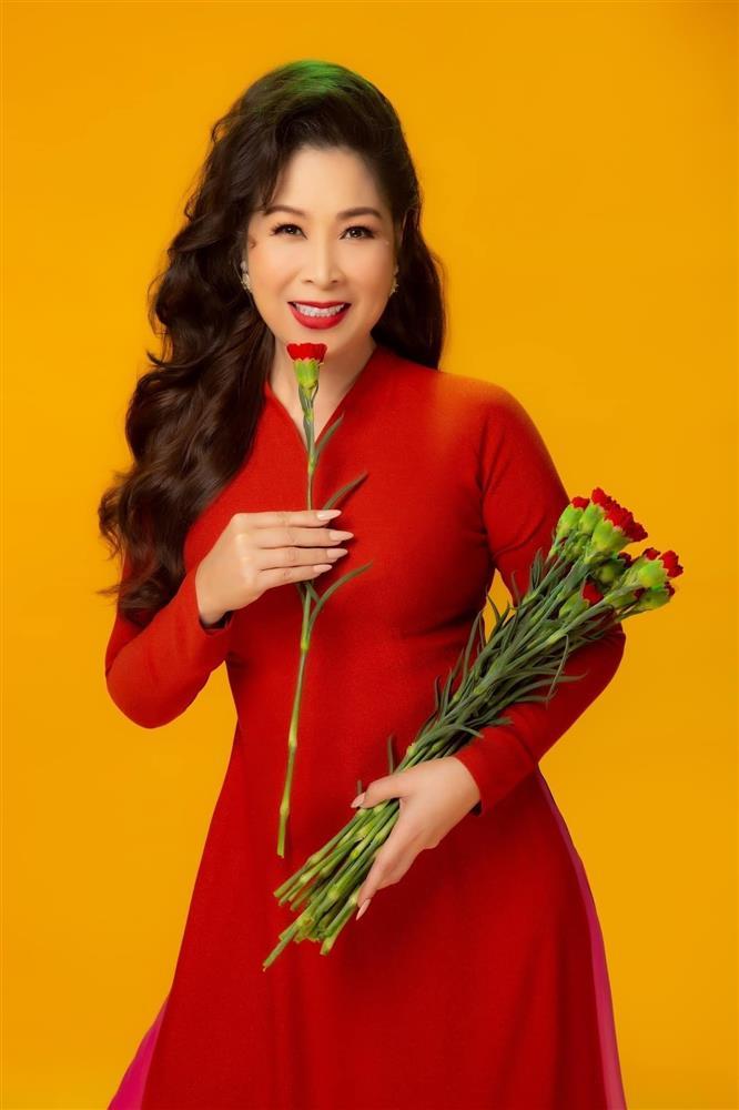 NSND Hồng Vân thời trẻ: Xứng tầm mỹ nhân khiến nhiều chàng trai trồng cây si-16