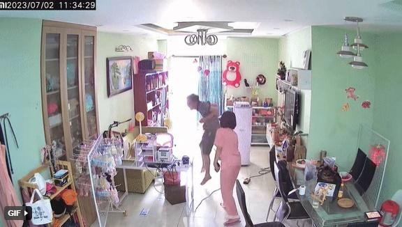 4,6 triệu người xem camera ghi cảnh chồng cầm roi tiến lại phía vợ và cái kết bất ngờ-2