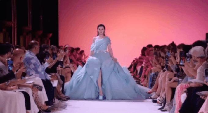 Thần thái ngôi sao của Phạm Băng Băng trên sàn diễn thời trang quốc tế-1