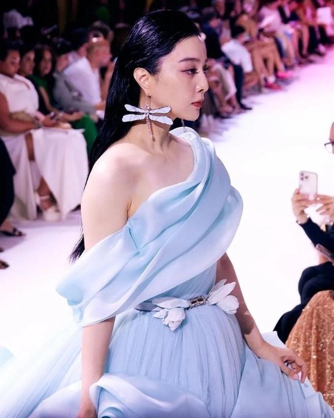 Thần thái ngôi sao của Phạm Băng Băng trên sàn diễn thời trang quốc tế-3