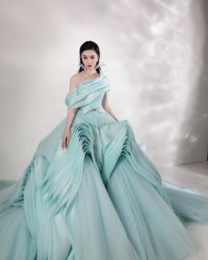 Thần thái ngôi sao của Phạm Băng Băng trên sàn diễn thời trang quốc tế-4