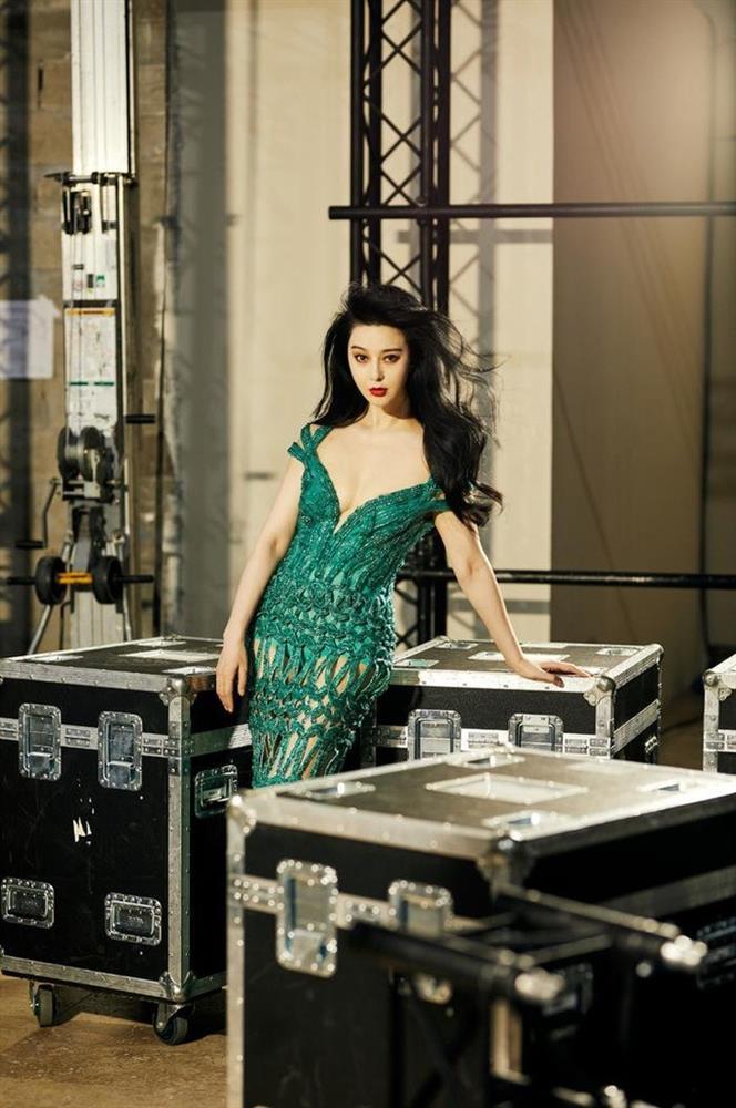 Thần thái ngôi sao của Phạm Băng Băng trên sàn diễn thời trang quốc tế-5