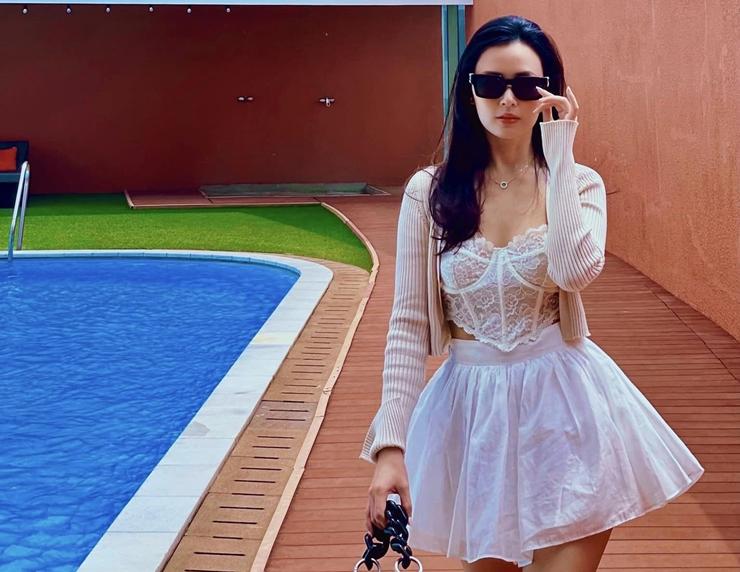 Midu khéo mặc váy lụa đi trong gió, thoát khỏi tai nạn dính người khi xưa-7