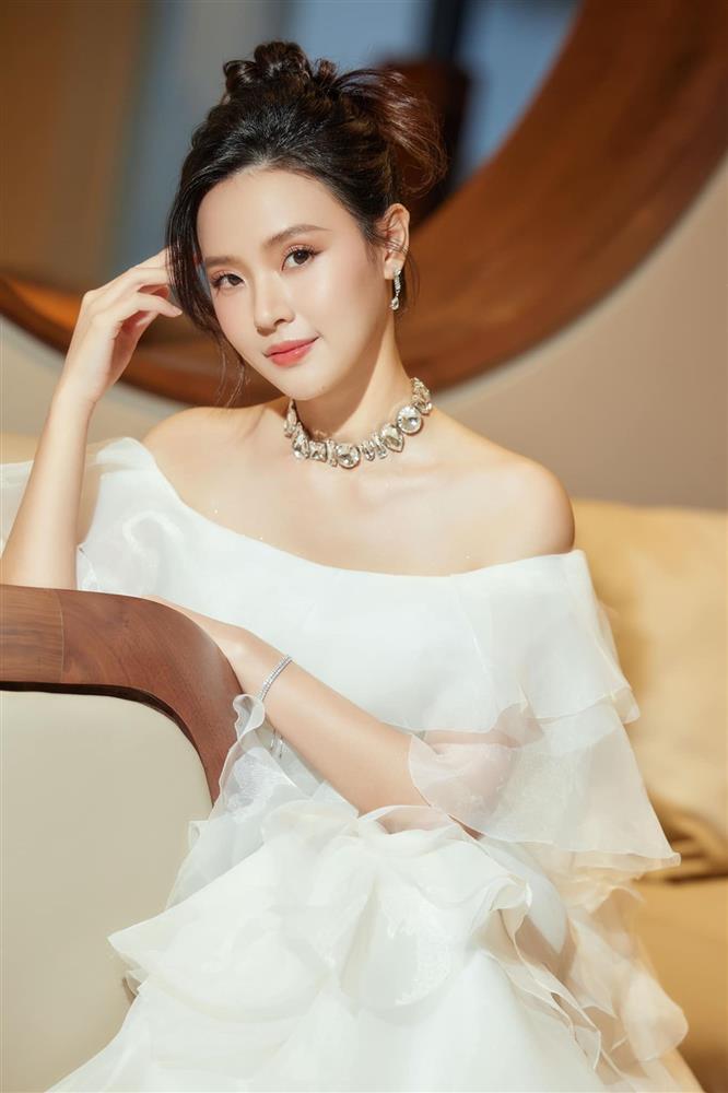 Midu khéo mặc váy lụa đi trong gió, thoát khỏi tai nạn dính người khi xưa-5