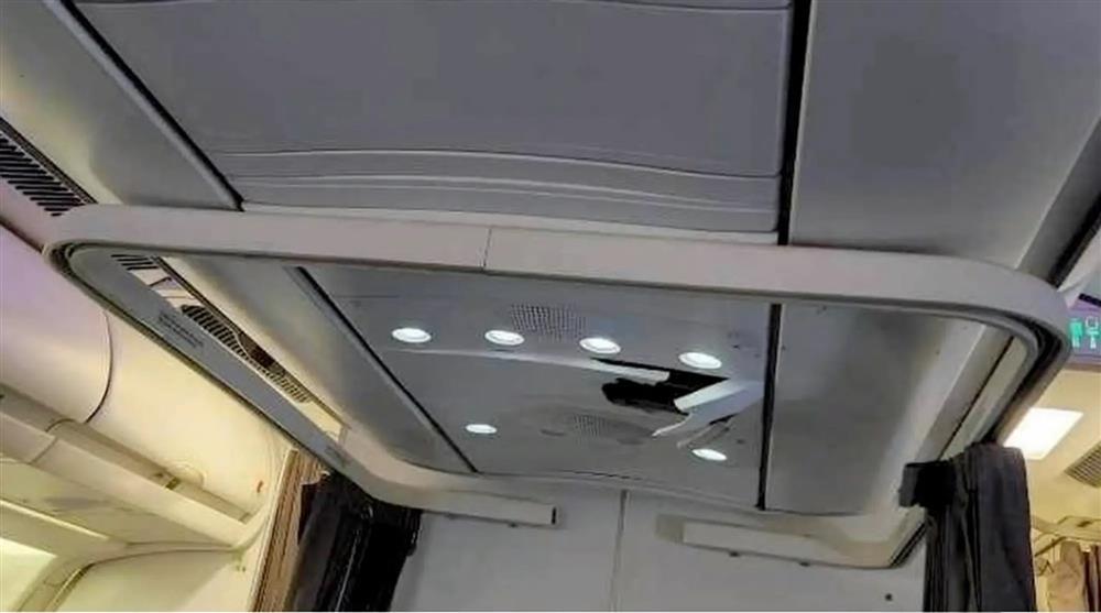 Trần máy bay bất ngờ nứt toác, hành khách hoảng loạn, nhiều tiếp viên bị thương-2