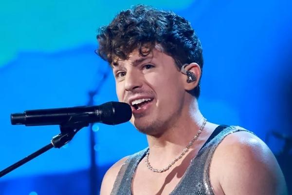 Charlie Puth đổ bộ sân bay Cam Ranh lúc nửa đêm, được dàn xe hộ tống-5