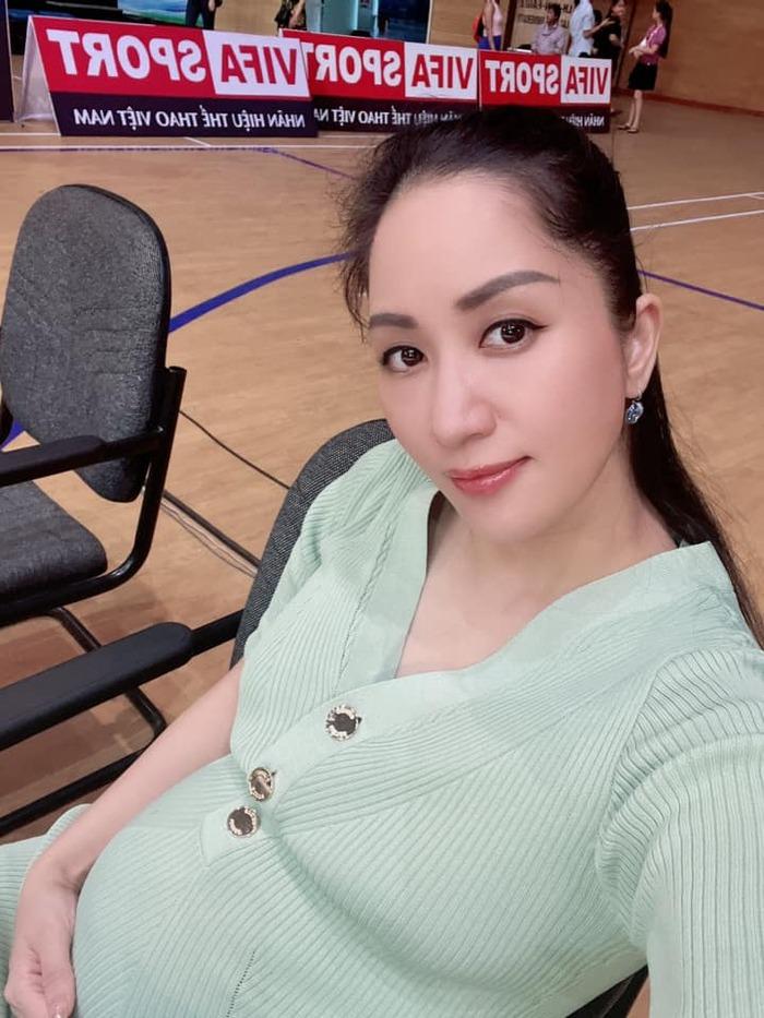 Khánh Thi rạng rỡ đi chấm thi, tiết lộ em bé trong bụng đạp thùm thụp khi nghe nhạc-1