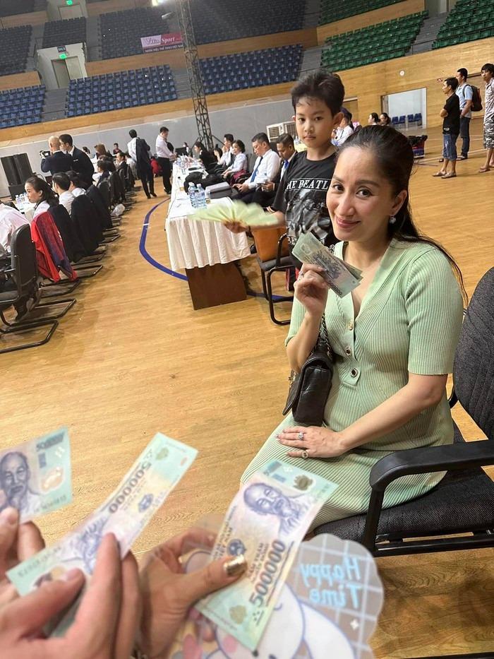 Khánh Thi rạng rỡ đi chấm thi, tiết lộ em bé trong bụng đạp thùm thụp khi nghe nhạc-2