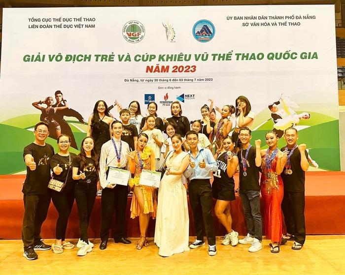 Khánh Thi rạng rỡ đi chấm thi, tiết lộ em bé trong bụng đạp thùm thụp khi nghe nhạc-3