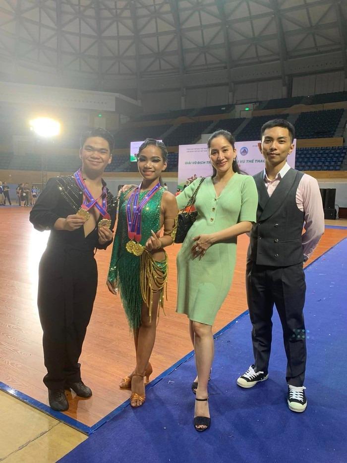 Khánh Thi rạng rỡ đi chấm thi, tiết lộ em bé trong bụng đạp thùm thụp khi nghe nhạc-4