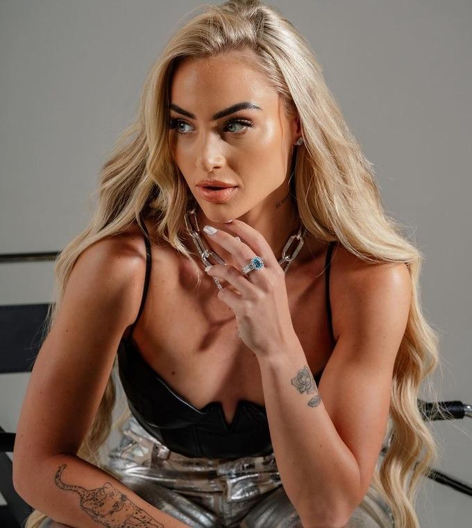 Những nữ hoàng sân cỏ nóng bỏng và kiếm bộn tiền nhất thế giới-1