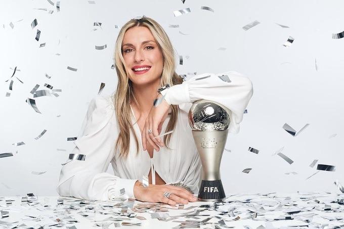 Những nữ hoàng sân cỏ nóng bỏng và kiếm bộn tiền nhất thế giới-2