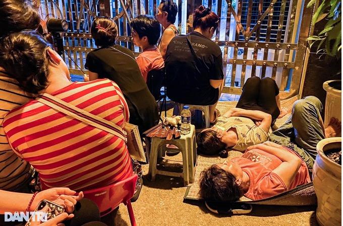 Xếp hàng xuyên đêm vào lớp 10: Hiệu trưởng áp lực tắt điện thoại-1